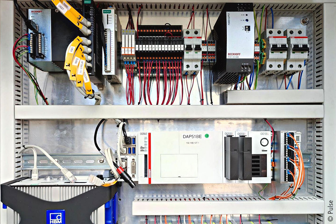 Schaltschrank mit Embedded-PC CX2000 und angereihten Messtechnik-Klemmen der ELM-Serie (Bildmitte) sowie eine USV CU8130 (oben links) und eine Stromversorgung PS2000 (oben rechts).