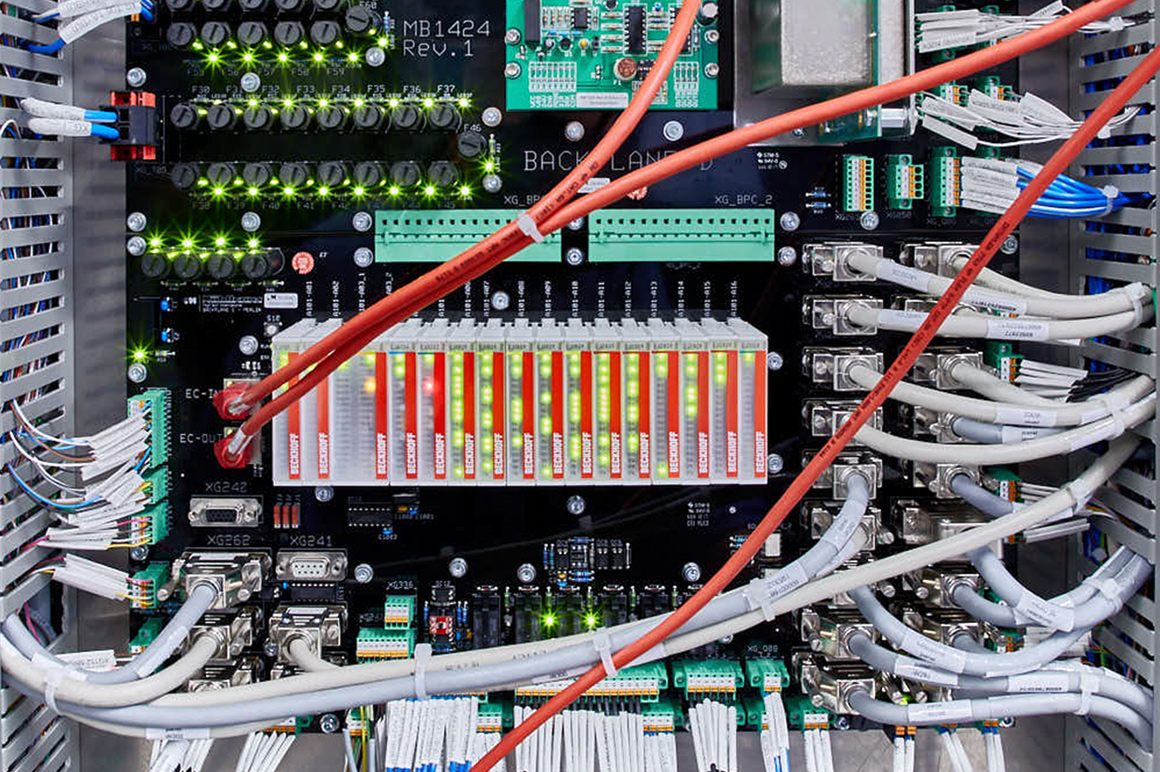 Mit den EtherCAT-Steckmodulen wird die aufwendige manuelle Einzeladerverdrahtung, wie im klassischen Schaltschrankbau üblich, durch das Anstecken von konfektionierten Leitungen und Kabelbäumen substituiert.