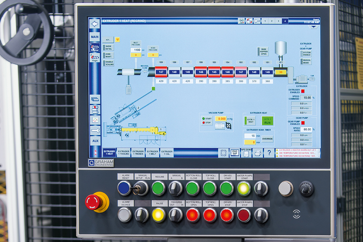 Kundenspezifisches 21,5-Zoll-Multitouch-Bedienpanel des Typs CP3921-1009 als Frontend einer Plattenextrusionslinie von Graham Engineering.