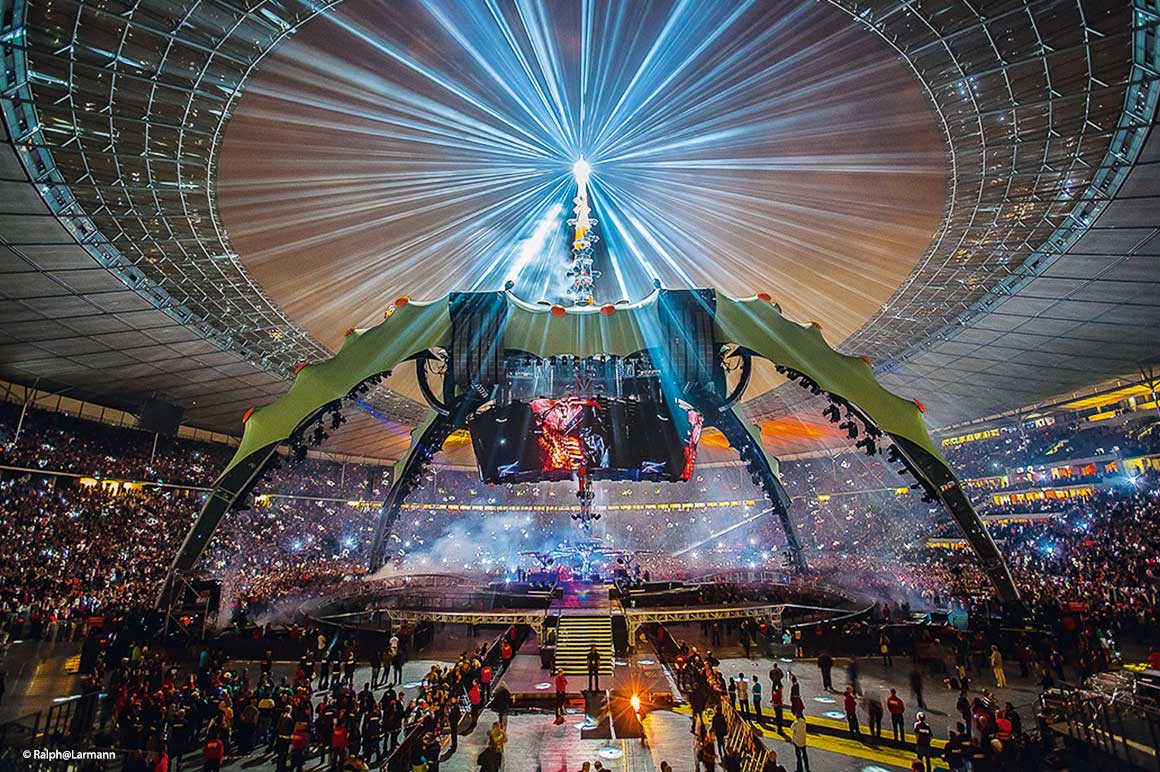 Intelligent energy management can also improve the carbon footprint of energy-intensive entertainment events such as concerts and festivals through a variety of measures: from the arrival of visitors on special trains to sustainable energy generation and waste disposal.
