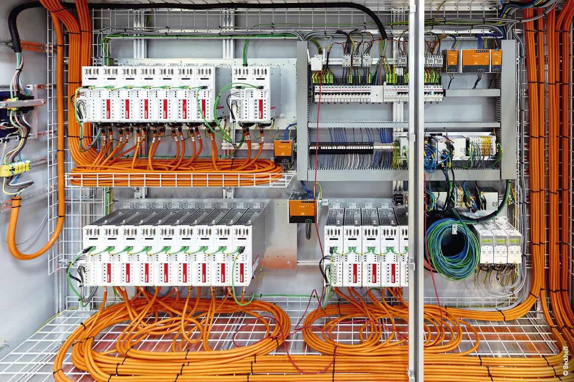 Gerade bei Anlagen mit sehr vielen Bewegungsachsen kommen die Bauraumvorteile der Servoverstärker AX5000 in Verbindung mit der One Cable Technology (OCT) besonders zum Tragen.