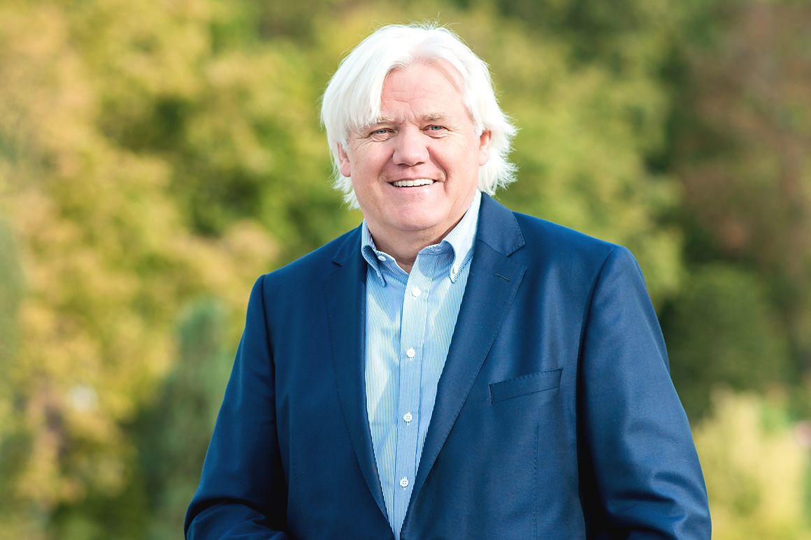 Hans Beckhoff ist Gründer, Geschäftsführer und Gesellschafter des Technologieunternehmens Beckhoff Automation in Verl. Der Preis Deutscher Maschinenbau 2025, zeichnet ihn für seine visionäre Ideen aus, die nicht nur dazu beigetragen haben, den Maschinenbau in das digitale Zeitalter zu führen, sondern auch die gesamte Automatisierungswelt nachhaltig voranbringen.