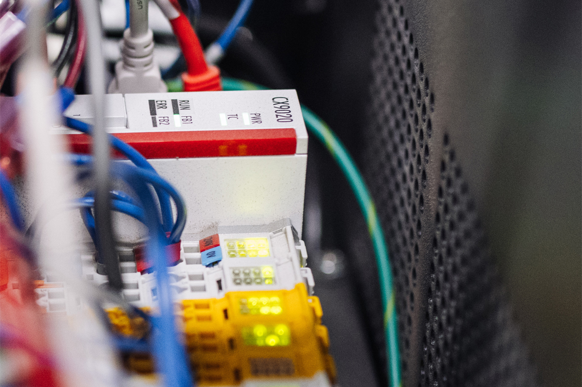 Each Kid module from Flyhouse features a Beckhoff CX9020 Embedded PC with EtherCAT and TwinSAFE terminals so that it can be used in concert with other modules or standalone.