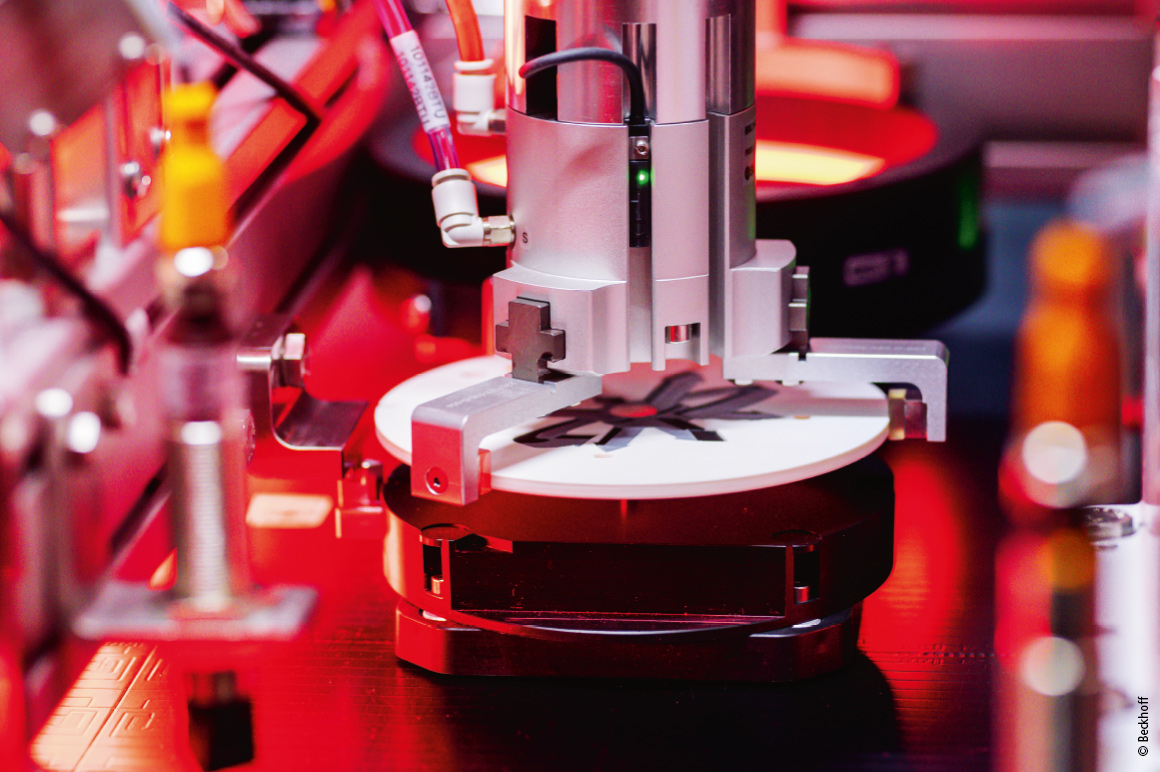 The highly flexible Diagnostics Device Assembly Machine can fill three different device types, each transported by an XPlanar mover, with a selection from 50 reagents depending on the formulation and then inspect them.