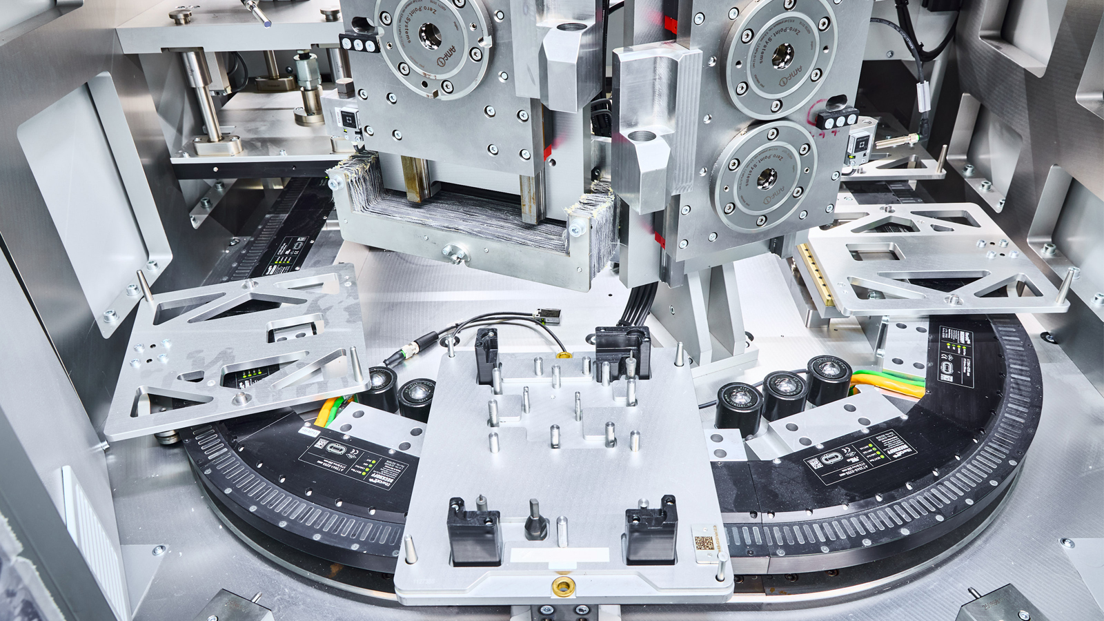 The XTS linear transport system from Beckhoff is used in a production cell for heat staking electronic housings.