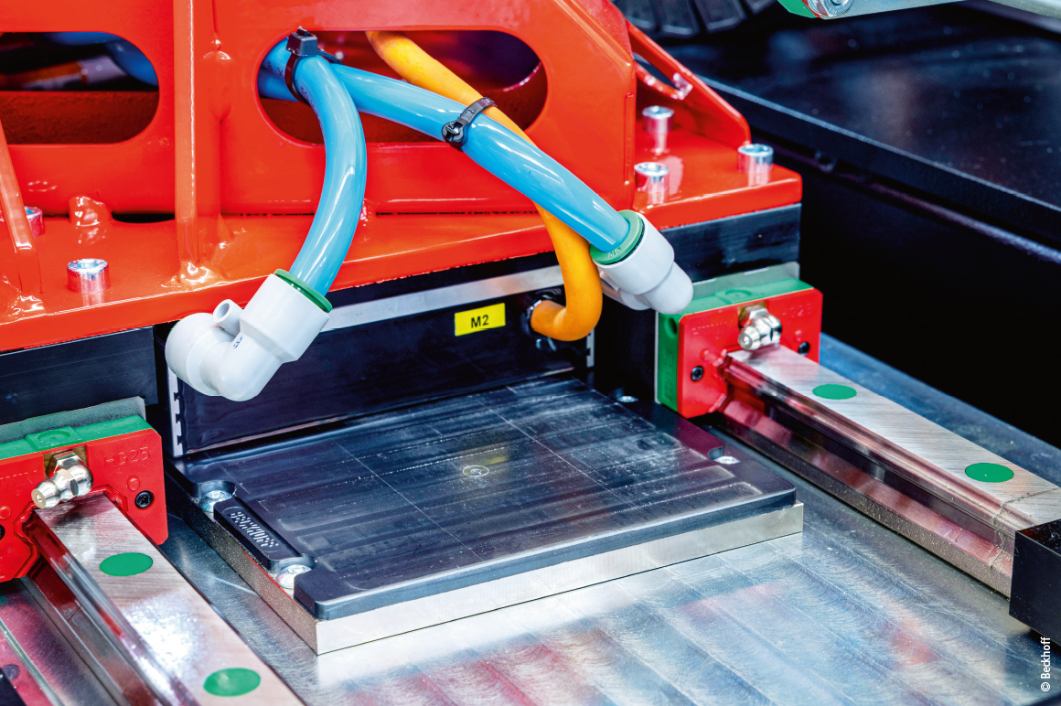 Highly dynamic AL8000 linear motors move the gantry axes of the laser processing center with speed and precision.