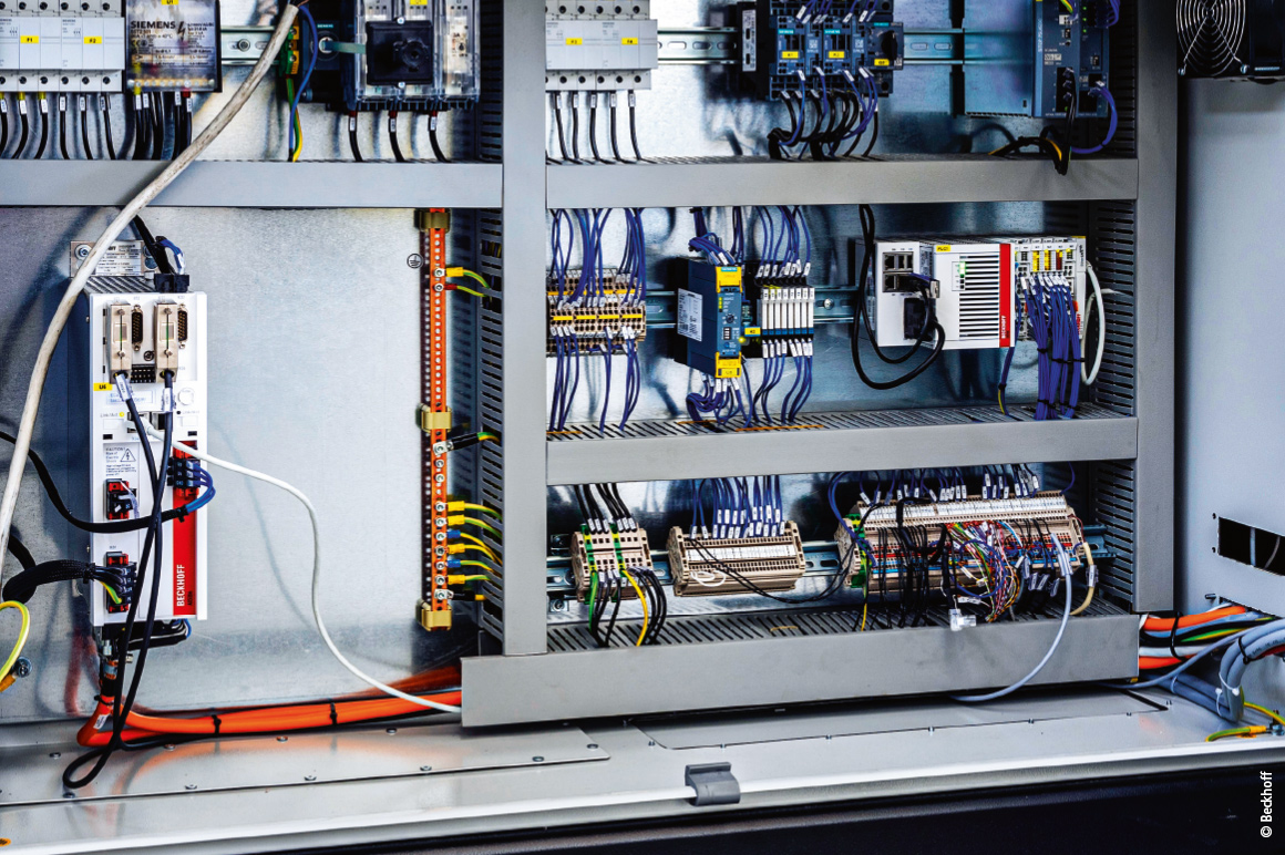 By precisely synchronizing the laser source (housed in the control cabinet) with highly dynamic AL8000 linear servomotors – supported by the AX5206 servo drive (left) and CX5140 Embedded PC (right) – the system achieves pinpoint parts machining at up to 500 laser points per second.