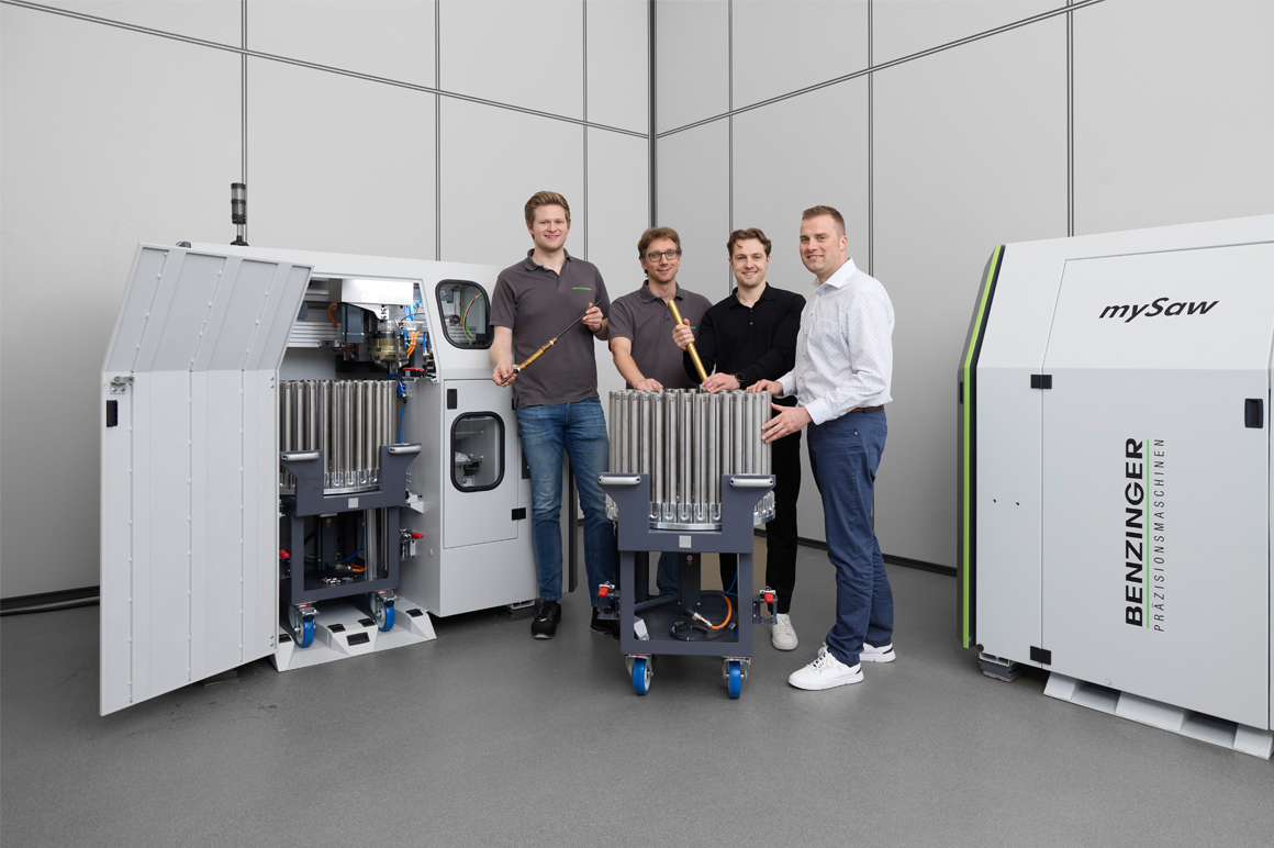 Die Carl-Benzinger-Experten Mike Gutekunst, Softwareentwicklung, Christian Spieler, Leiter Elektrokonstruktion und Software, und Sascha Jentner, Anwendungstechnik und Technischer Vertrieb Schmuckmaschinen, sowie Benedikt Schwaninger, Beckhoff Vertriebsbüro Pforzheim, (v.l.n.r.) hinter einem mySaw-Rohrmagazin