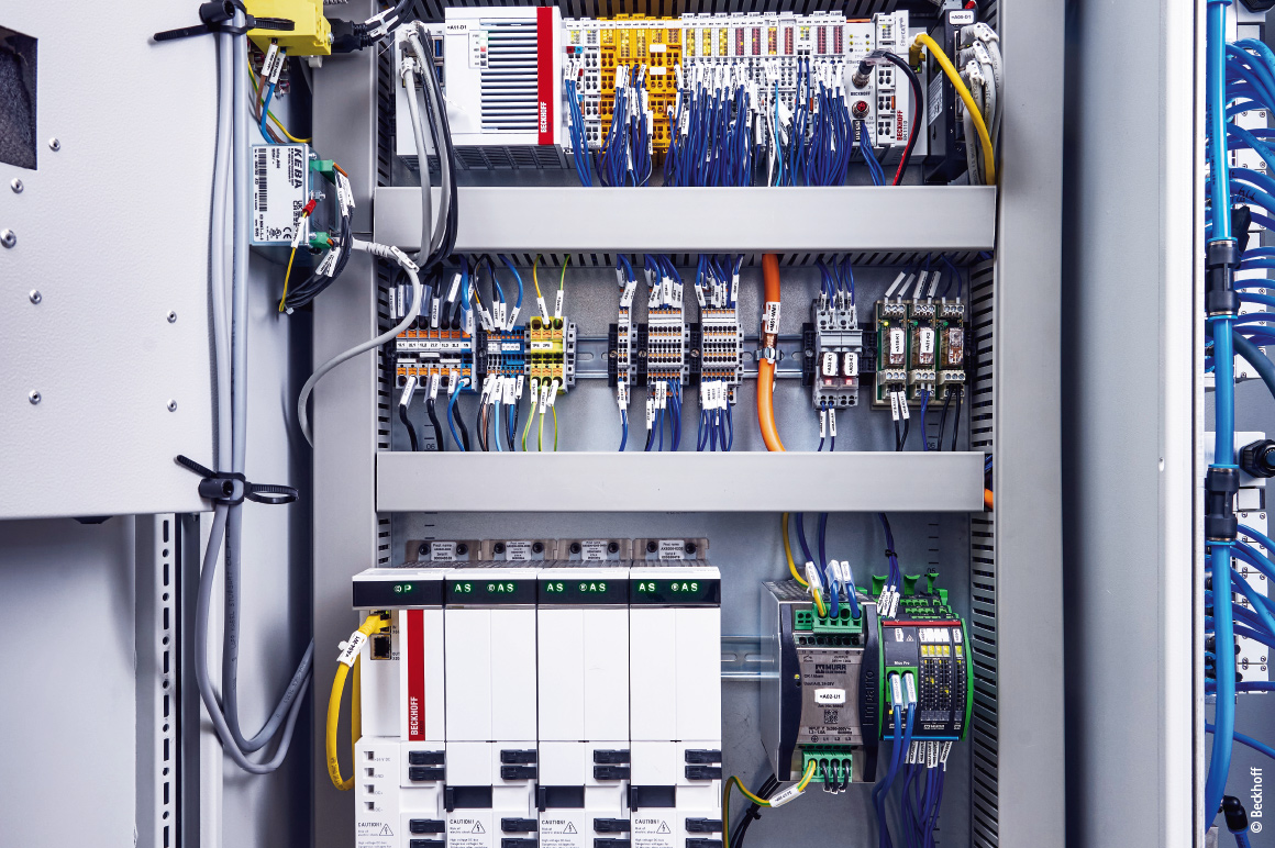Schaltschrank der Ringsägemaschine mySaw mit dem Embedded-PC CX5240 und den angereihten EtherCAT- und TwinSAFE-Klemmen (oben) und dem Multiachs-Servosystem AX8000 (unten)