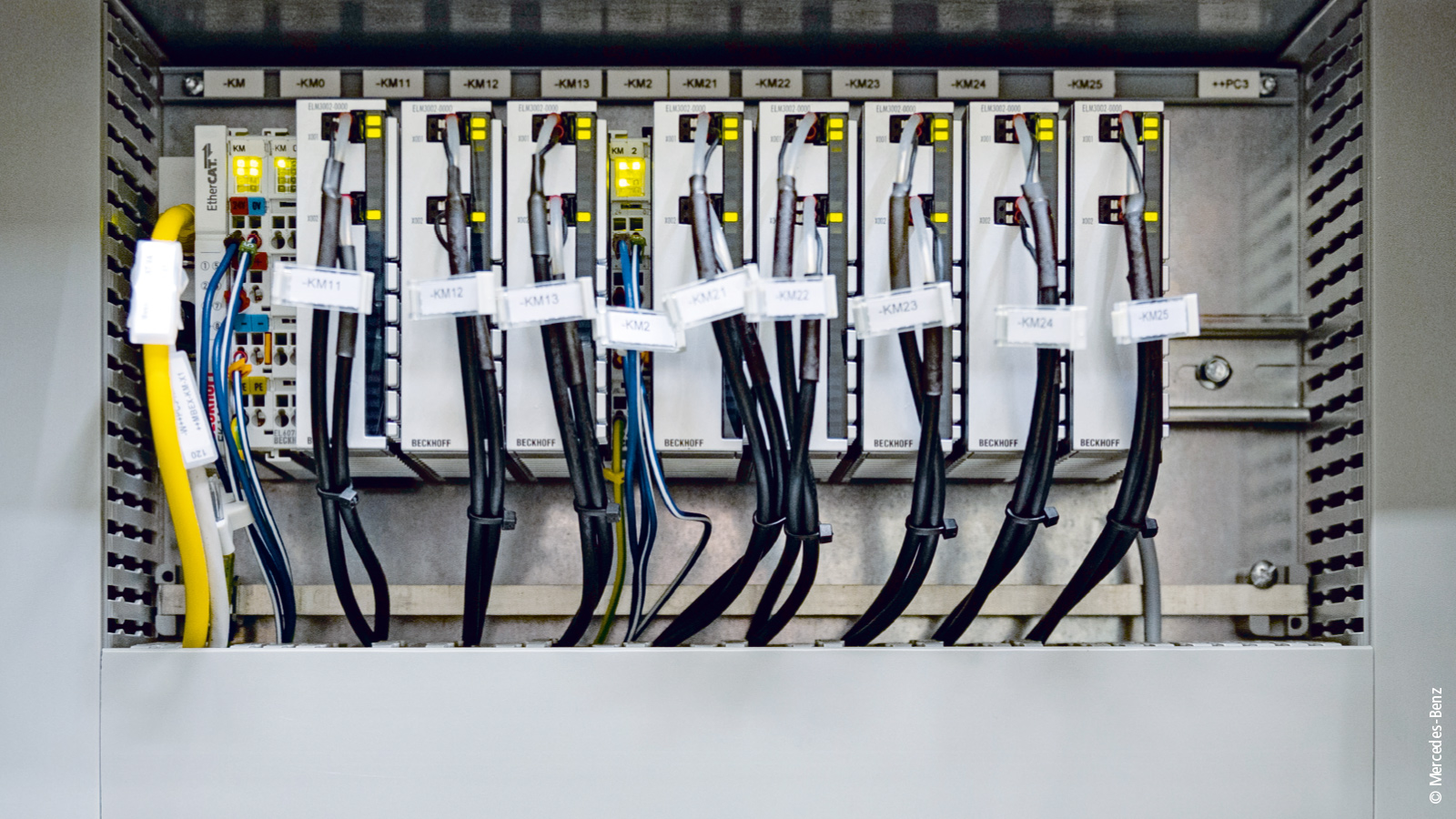 ELM3002 and ELM3502 EtherCAT Terminals acquire the signals emitted by the force sensors on the front and rear axle jacks. The displacement transducers with EnDat 2.2 interface are read in using an EL5032.