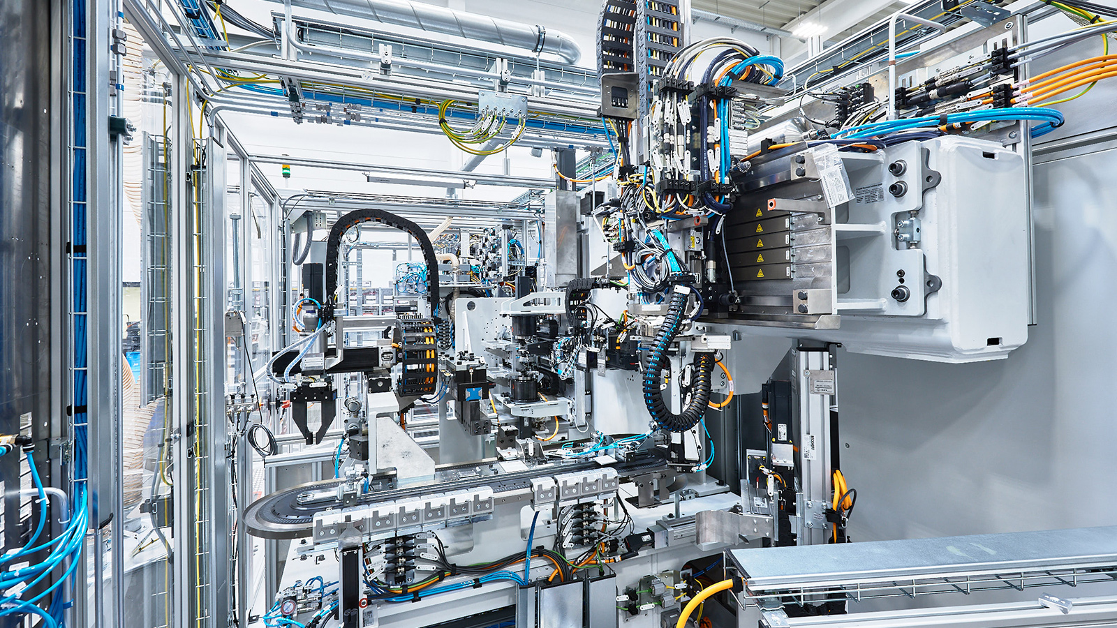 A look inside the machine gives an idea of the complexity and variety of the motion sequences, right up to the XTS system (foreground).