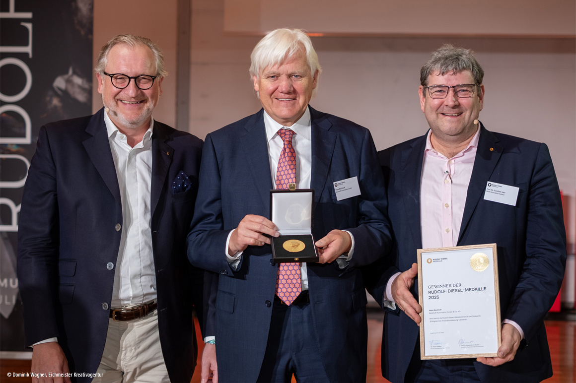 Hans Beckhoff (center) received the medal in the Most Successful Innovation Achievement category from Alexander J. Wurzer (left), spokesman for the Rudolf Diesel Board of Trustees, and keynote speaker Gunther Herr from the WOIS Institute and Steinbeis University in Berlin.