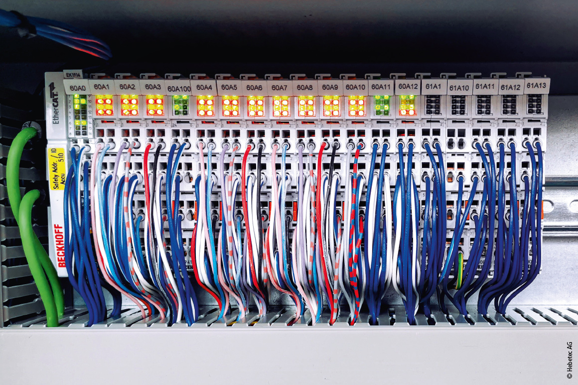 Verteilt auf über 100 Schaltschränke erfassen mehr als 1.000 EtherCAT-Klemmen die Kräfte und Drücke an den Pressen, Akkumulatoren und Hydraulikaggregaten.