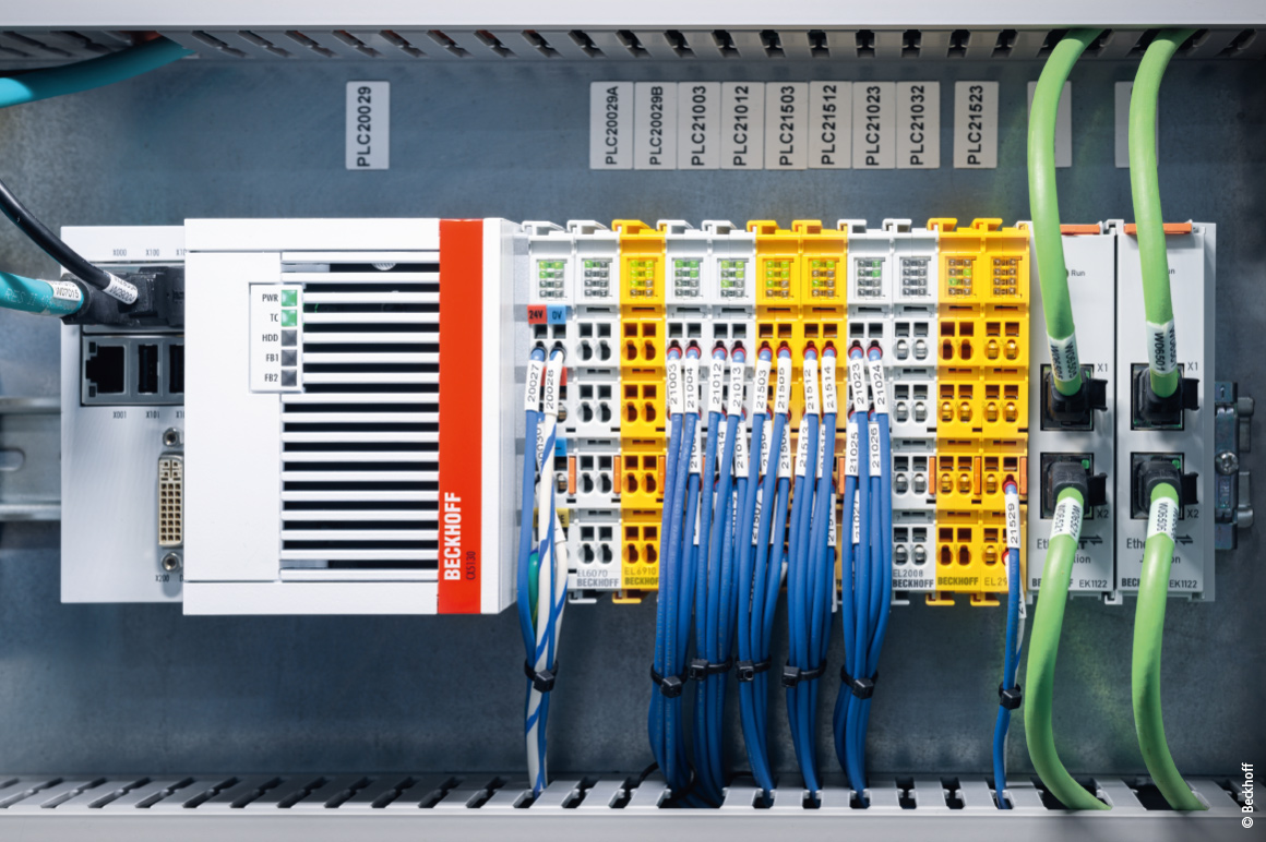 Ein Embedded-PC CX5130 von Beckhoff dient als zentrale Maschinensteuerung für das robotergestützte Prüfzentrum.