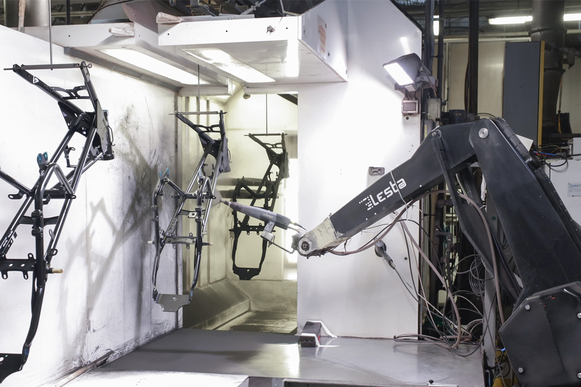 The Italian robot manufacturer Lesta relies on TwinCAT 3 and drive technology from Beckhoff to implement a wide variety of painting systems.