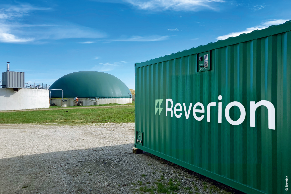 Due to PC-based control, the Reverion biogas power plants are housed in a single highly compact container, achieve a high efficiency of 80 %, and allow reversible operation.