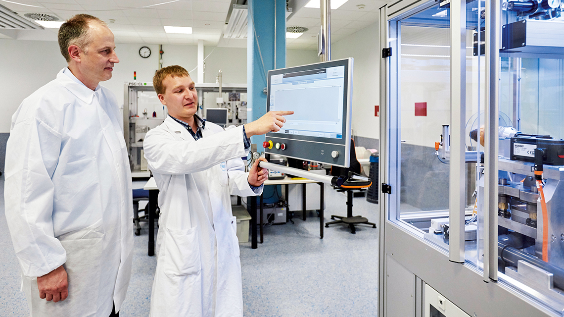 Lukas Nagel (rechts), Specialist Engineer bei Roche, demonstriert Udo Gruber, Systemberatung/Vertrieb im Beckhoff-Vertriebsbüro Mannheim, die komfortable Maschinenbedienung über den Multitouch-Panel-PC CP3221 mit 21,5-Zoll-Display.