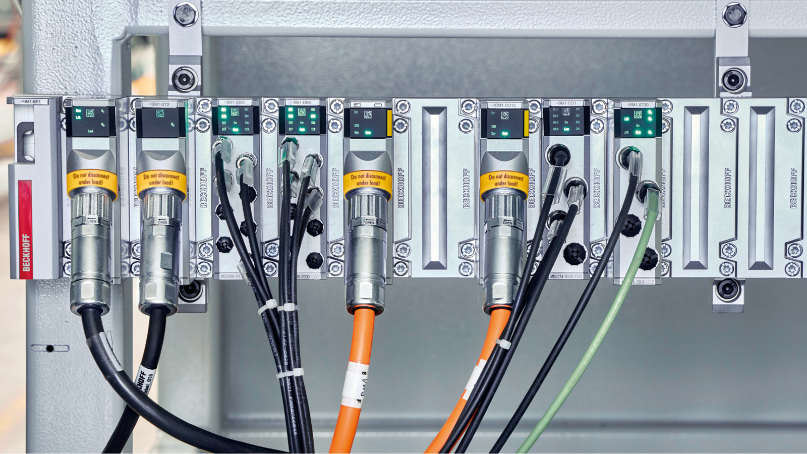 The loading magazine only requires two 48 V servo drives and a few digital signals, for which the compact single-row MX-System baseplate with twelve data slots for MX modules with 24/48 V DC supply voltage is ideally suited.